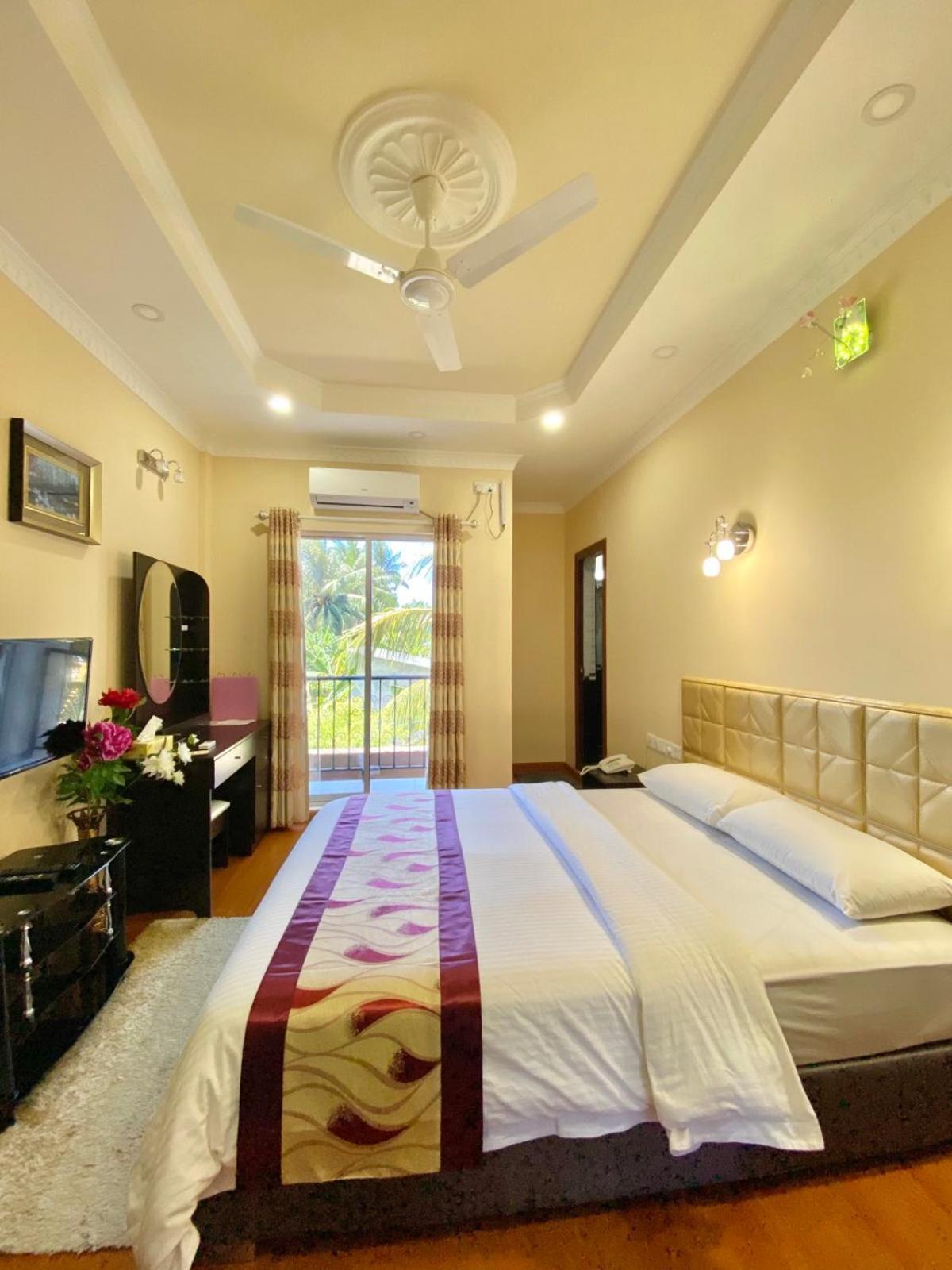 Abuharee Grand Hotel Addu City ภายนอก รูปภาพ