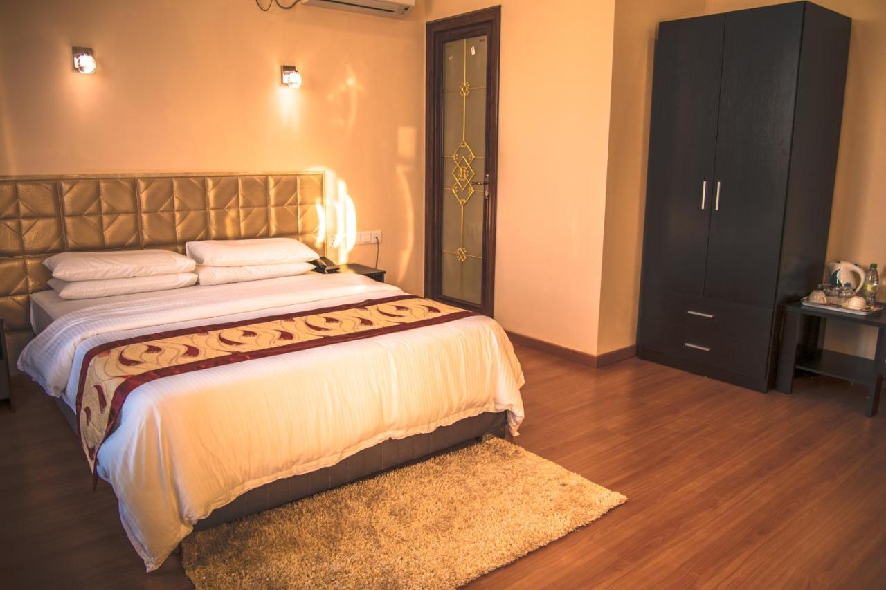 Abuharee Grand Hotel Addu City ภายนอก รูปภาพ