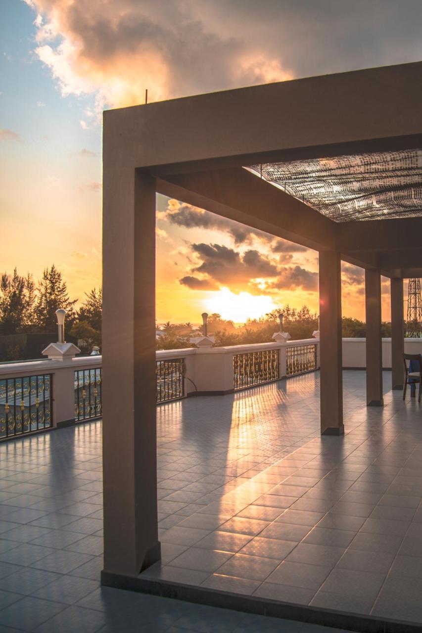 Abuharee Grand Hotel Addu City ภายนอก รูปภาพ