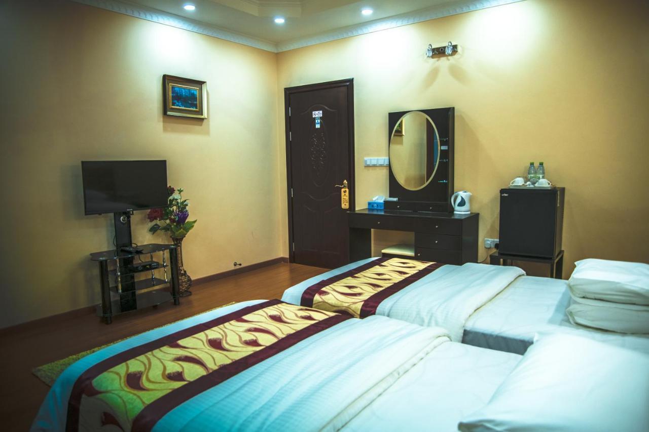 Abuharee Grand Hotel Addu City ภายนอก รูปภาพ