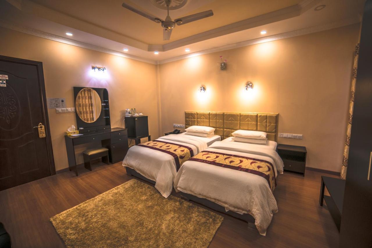 Abuharee Grand Hotel Addu City ภายนอก รูปภาพ