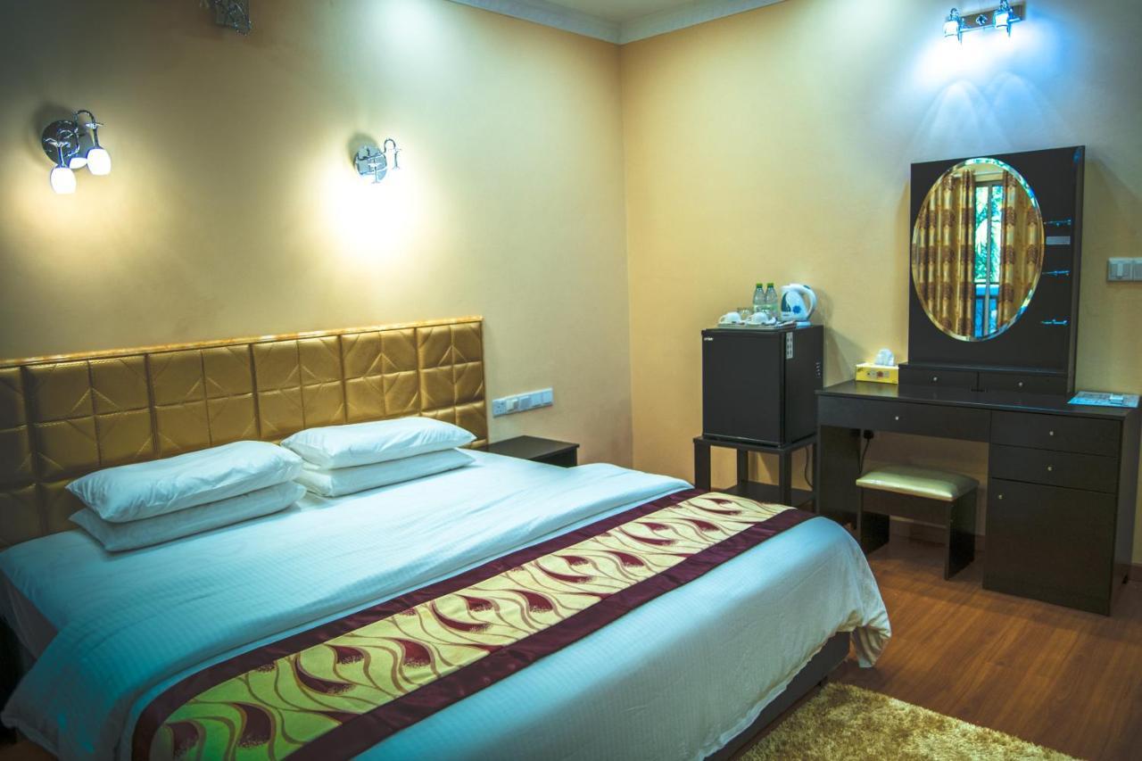 Abuharee Grand Hotel Addu City ภายนอก รูปภาพ