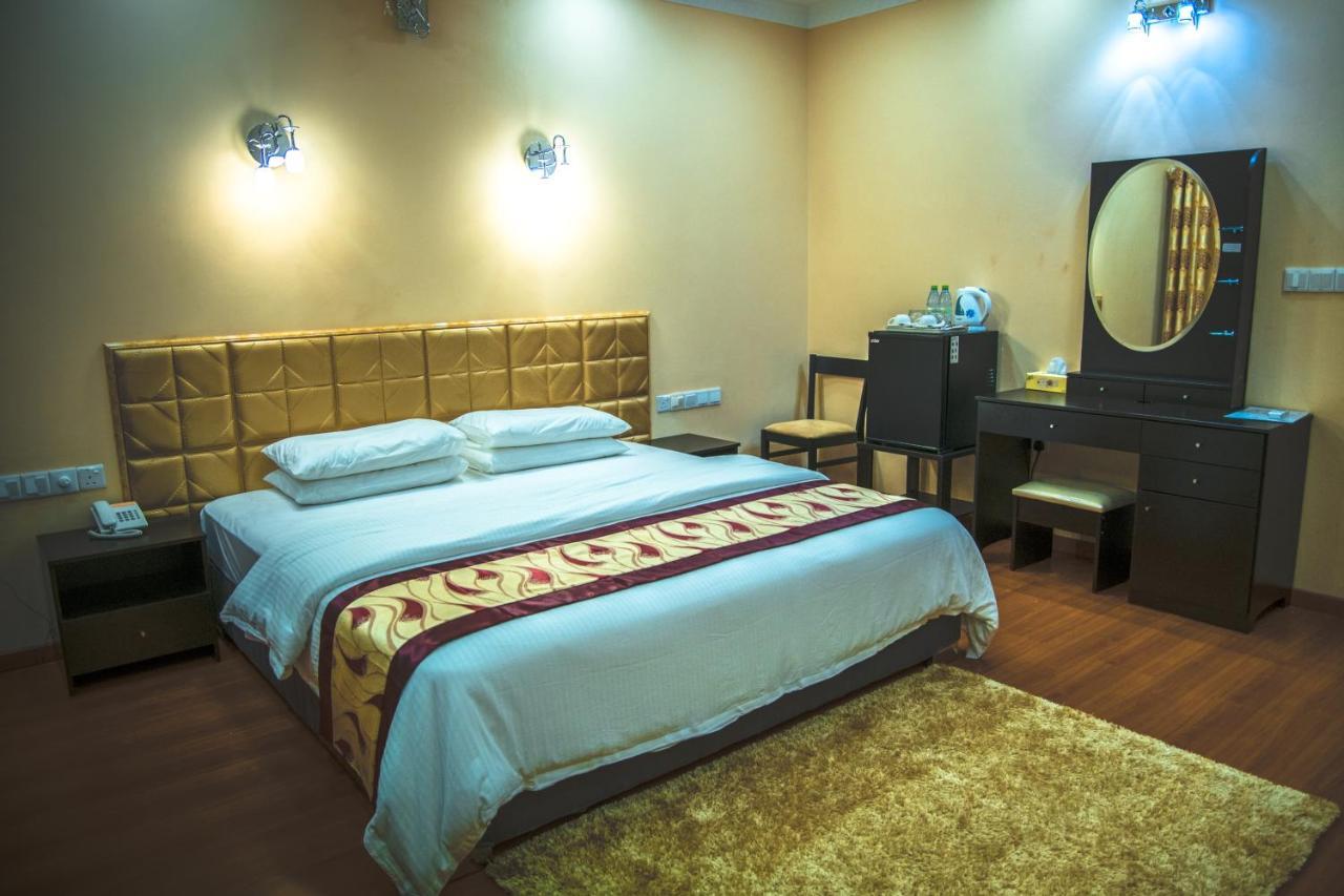 Abuharee Grand Hotel Addu City ภายนอก รูปภาพ